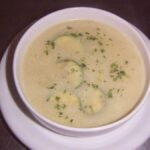 juha iz cvetače in krompirja s popečenimi bučkami
